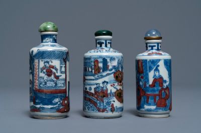Trois tabatières en porcelaine de Chine bleu, blanc et rouge, marques de Yongzheng, 18/19ème
