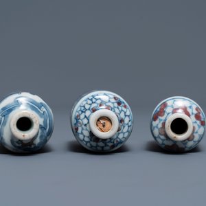 Trois tabatières en porcelaine de Chine bleu, blanc et rouge, marques de Yongzheng, 18/19ème — photo 3