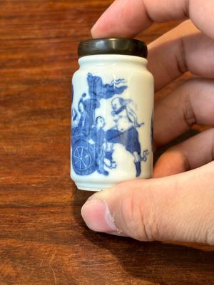 Trois tabatières en porcelaine de Chine en bleu et blanc, marque de Yongzheng, 19ème — photo 2