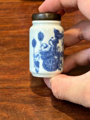 Trois tabatières en porcelaine de Chine en bleu et blanc, marque de Yongzheng, 19ème — photo 3