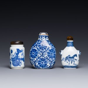 Trois tabatières en porcelaine de Chine en bleu et blanc, marque de Yongzheng, 19ème — photo 2