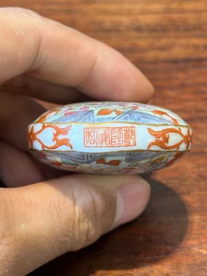 Trois tabatières en porcelaine de Chine famille rose, marque de Qianlong, 19ème — photo 17
