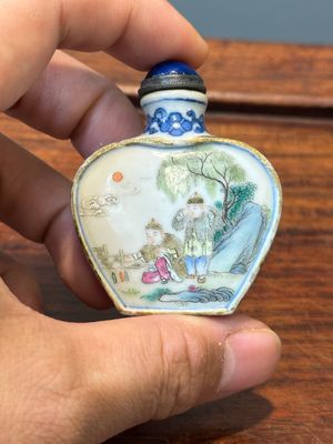 Trois tabatières en porcelaine de Chine famille rose, marque de Qianlong, 19ème — photo 4