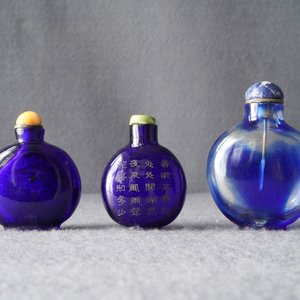 Trois tabatières en verre bleu transparent, une avec inscription, Chine, 18/19ème — photo 11