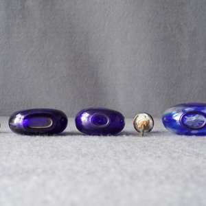 Trois tabatières en verre bleu transparent, une avec inscription, Chine, 18/19ème — photo 13