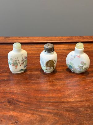 Trois tabatières variées en porcelaine de Chine famille rose, marque et époque de Daoguang — photo 1