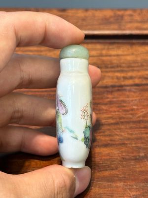 Trois tabatières variées en porcelaine de Chine famille rose, marque et époque de Daoguang — photo 3