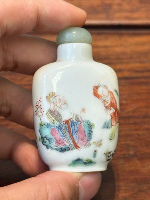 Trois tabatières variées en porcelaine de Chine famille rose, marque et époque de Daoguang — photo 4