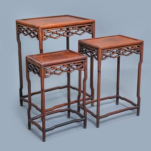 Trois tables gigognes en bois sculpté, Chine, 19ème — photo 1