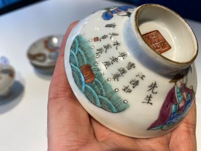 Trois tasses couvertes et soucoupes en porcelaine de Chine famille rose à décor 'Wu Shuang Pu', marque et époque de Tongzhi — photo 15