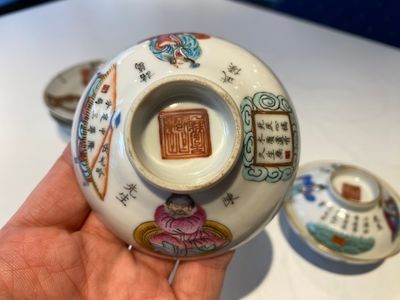 Trois tasses couvertes et soucoupes en porcelaine de Chine famille rose à décor 'Wu Shuang Pu', marque et époque de Tongzhi — photo 21