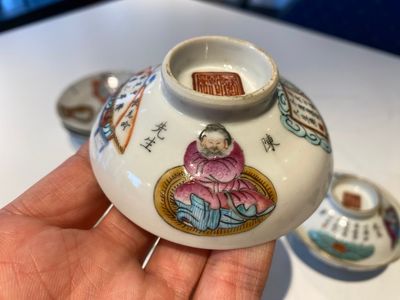Trois tasses couvertes et soucoupes en porcelaine de Chine famille rose à décor 'Wu Shuang Pu', marque et époque de Tongzhi — photo 22