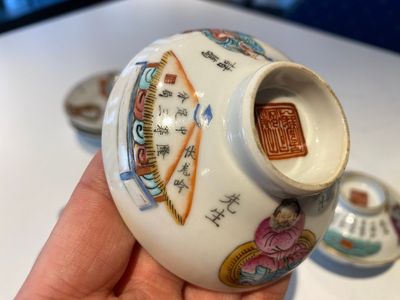Trois tasses couvertes et soucoupes en porcelaine de Chine famille rose à décor 'Wu Shuang Pu', marque et époque de Tongzhi — photo 23