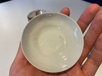 Trois tasses couvertes et soucoupes en porcelaine de Chine famille rose à décor 'Wu Shuang Pu', marque et époque de Tongzhi — photo 24