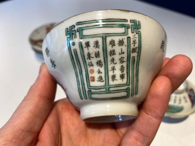 Trois tasses couvertes et soucoupes en porcelaine de Chine famille rose à décor 'Wu Shuang Pu', marque et époque de Tongzhi — photo 26