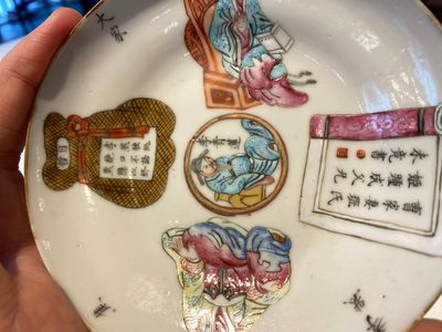 Trois tasses couvertes et soucoupes en porcelaine de Chine famille rose à décor 'Wu Shuang Pu', marque et époque de Tongzhi — photo 31