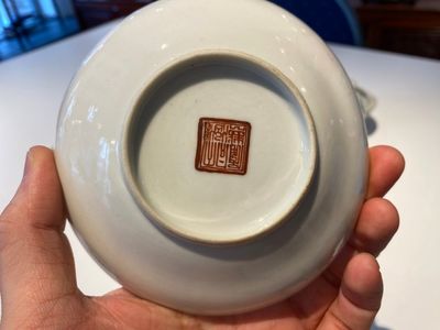 Trois tasses couvertes et soucoupes en porcelaine de Chine famille rose à décor 'Wu Shuang Pu', marque et époque de Tongzhi — photo 32