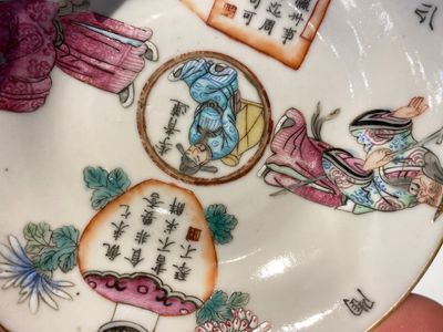 Trois tasses couvertes et soucoupes en porcelaine de Chine famille rose à décor 'Wu Shuang Pu', marque et époque de Tongzhi — photo 34
