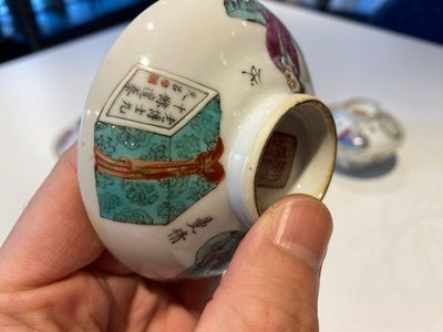 Trois tasses couvertes et soucoupes en porcelaine de Chine famille rose à décor 'Wu Shuang Pu', marque et époque de Tongzhi — photo 6