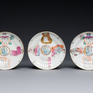 Trois tasses couvertes et soucoupes en porcelaine de Chine famille rose à décor 'Wu Shuang Pu', marque et époque de Tongzhi — photo 4