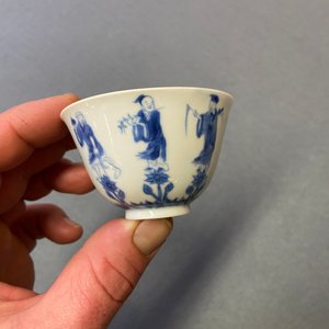 Trois tasses et deux soucoupes en porcelaine de Chine en bleu et blanc, Kangxi — photo 13