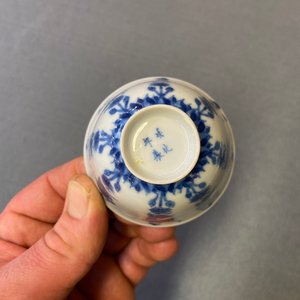 Trois tasses et deux soucoupes en porcelaine de Chine en bleu et blanc, Kangxi — photo 18