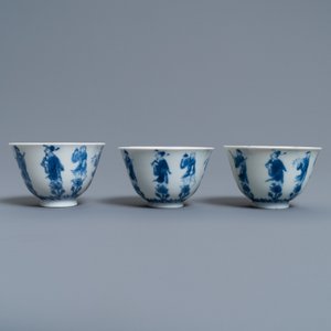 Trois tasses et deux soucoupes en porcelaine de Chine en bleu et blanc, Kangxi — photo 6