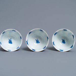Trois tasses et deux soucoupes en porcelaine de Chine en bleu et blanc, Kangxi — photo 8