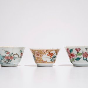 Trois tasses et deux soucoupes en porcelaine de Chine famille rose, Yongzheng/Qianlong — photo 7