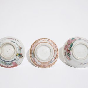 Trois tasses et deux soucoupes en porcelaine de Chine famille rose, Yongzheng/Qianlong — photo 9