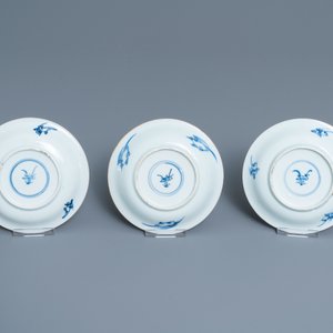 Trois tasses et soucoupes en porcelaine de Chine en bleu, blanc et rouge de cuivre, Kangxi — photo 3