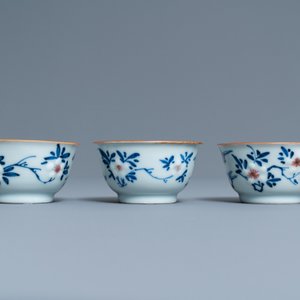 Trois tasses et soucoupes en porcelaine de Chine en bleu, blanc et rouge de cuivre, Kangxi — photo 7