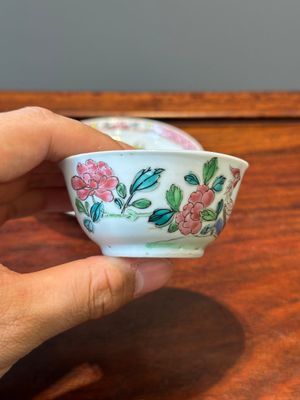 Trois tasses et soucoupes en porcelaine de Chine famille rose à décor de faisans, Yongzheng — photo 3