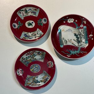 Trois tasses et soucoupes en porcelaine de Chine famille rose à fond rouge de rubis, Yongzheng — photo 20