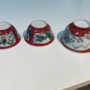 Trois tasses et soucoupes en porcelaine de Chine famille rose à fond rouge de rubis, Yongzheng — photo 21