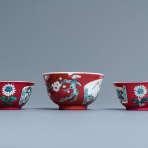 Trois tasses et soucoupes en porcelaine de Chine famille rose à fond rouge de rubis, Yongzheng — photo 5