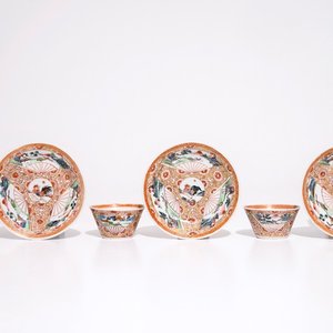 Trois tasses et soucoupes en porcelaine de Chine famille rose aux décors de coqs, Yongzheng/Qianlong — photo 1