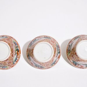 Trois tasses et soucoupes en porcelaine de Chine famille rose aux décors de coqs, Yongzheng/Qianlong — photo 8