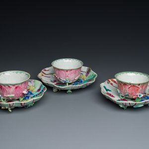 Trois tasses et soucoupes en porcelaine de Chine famille rose en forme de lotus, Yongzheng — photo 2