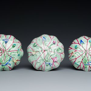 Trois tasses et soucoupes en porcelaine de Chine famille rose en forme de lotus, Yongzheng — photo 4