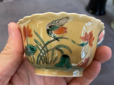 Trois tasses et soucoupes en porcelaine de Chine famille verte sur fond café au lait de style Kangxi, marque au lapin, 19ème — photo 11