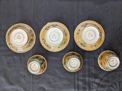 Trois tasses et soucoupes en porcelaine de Chine famille verte sur fond café au lait de style Kangxi, marque au lapin, 19ème — photo 2