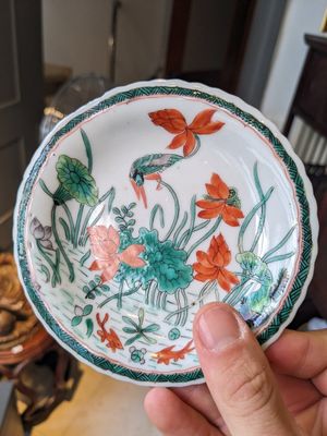 Trois tasses et soucoupes en porcelaine de Chine famille verte sur fond café au lait de style Kangxi, marque au lapin, 19ème — photo 3