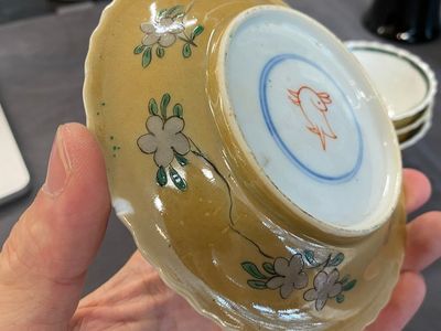 Trois tasses et soucoupes en porcelaine de Chine famille verte sur fond café au lait de style Kangxi, marque au lapin, 19ème — photo 8