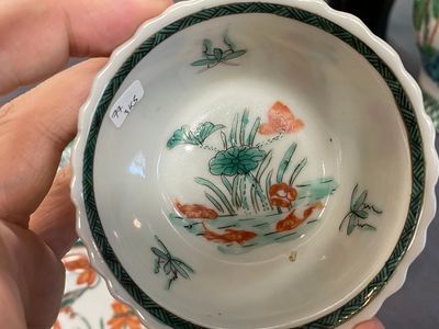 Trois tasses et soucoupes en porcelaine de Chine famille verte sur fond café au lait de style Kangxi, marque au lapin, 19ème — photo 9
