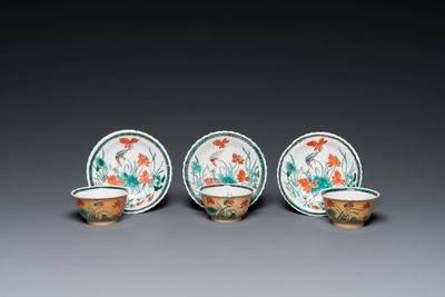 Trois tasses et soucoupes en porcelaine de Chine famille verte sur fond café au lait de style Kangxi, marque au lapin, 19ème