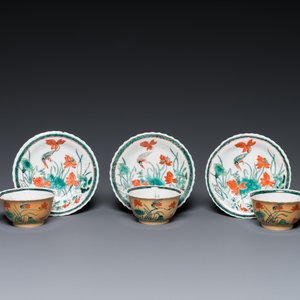 Trois tasses et soucoupes en porcelaine de Chine famille verte sur fond café au lait de style Kangxi, marque au lapin, 19ème — photo 1