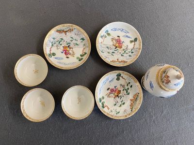 Trois tasses et soucoupes et une boîte à thé couverte en porcelaine de Chine famille rose, Yongzheng/Qianlong — photo 1