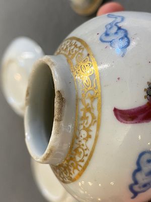 Trois tasses et soucoupes et une boîte à thé couverte en porcelaine de Chine famille rose, Yongzheng/Qianlong — photo 17