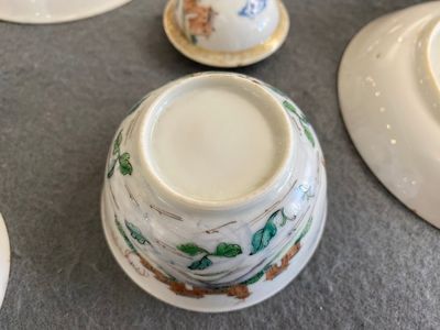 Trois tasses et soucoupes et une boîte à thé couverte en porcelaine de Chine famille rose, Yongzheng/Qianlong — photo 3